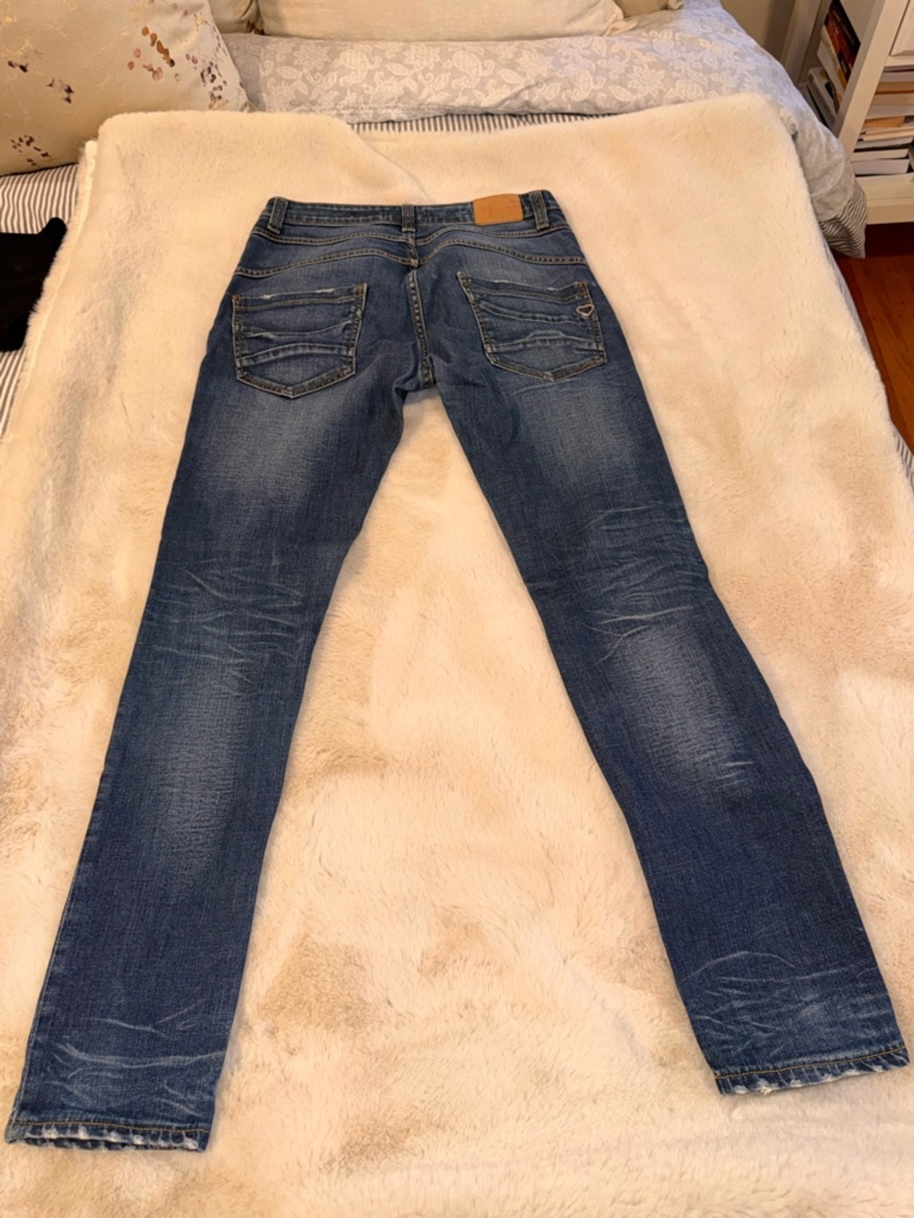 ✨4+ 50% OFF| ✨ PLAESE ITALY Women's Blue Jeans with Heart Pocket Accent size S - Picture 3 of 13